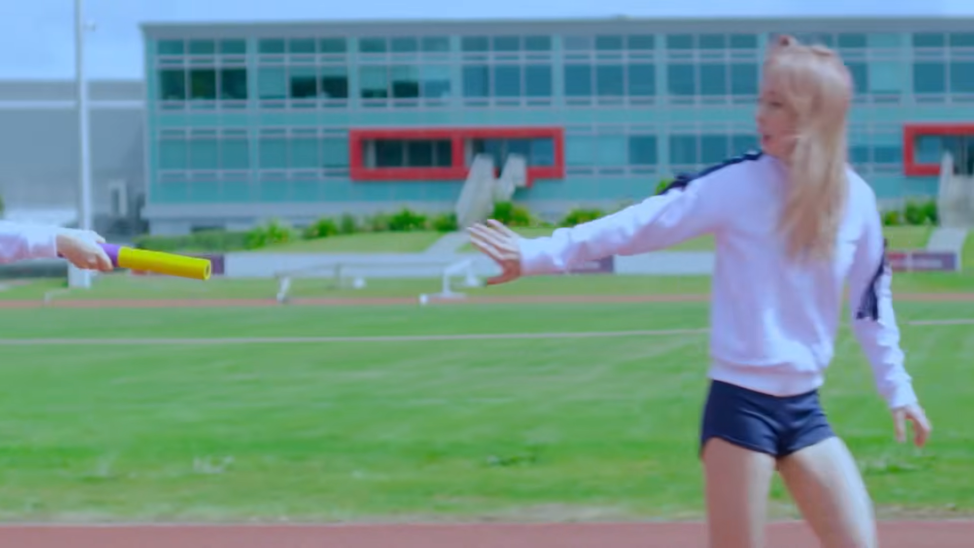 Haseul passing the baton to Vivi.